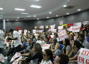 Professores da rede municipal de Teresina deflagram greve e ocupam a Câmara